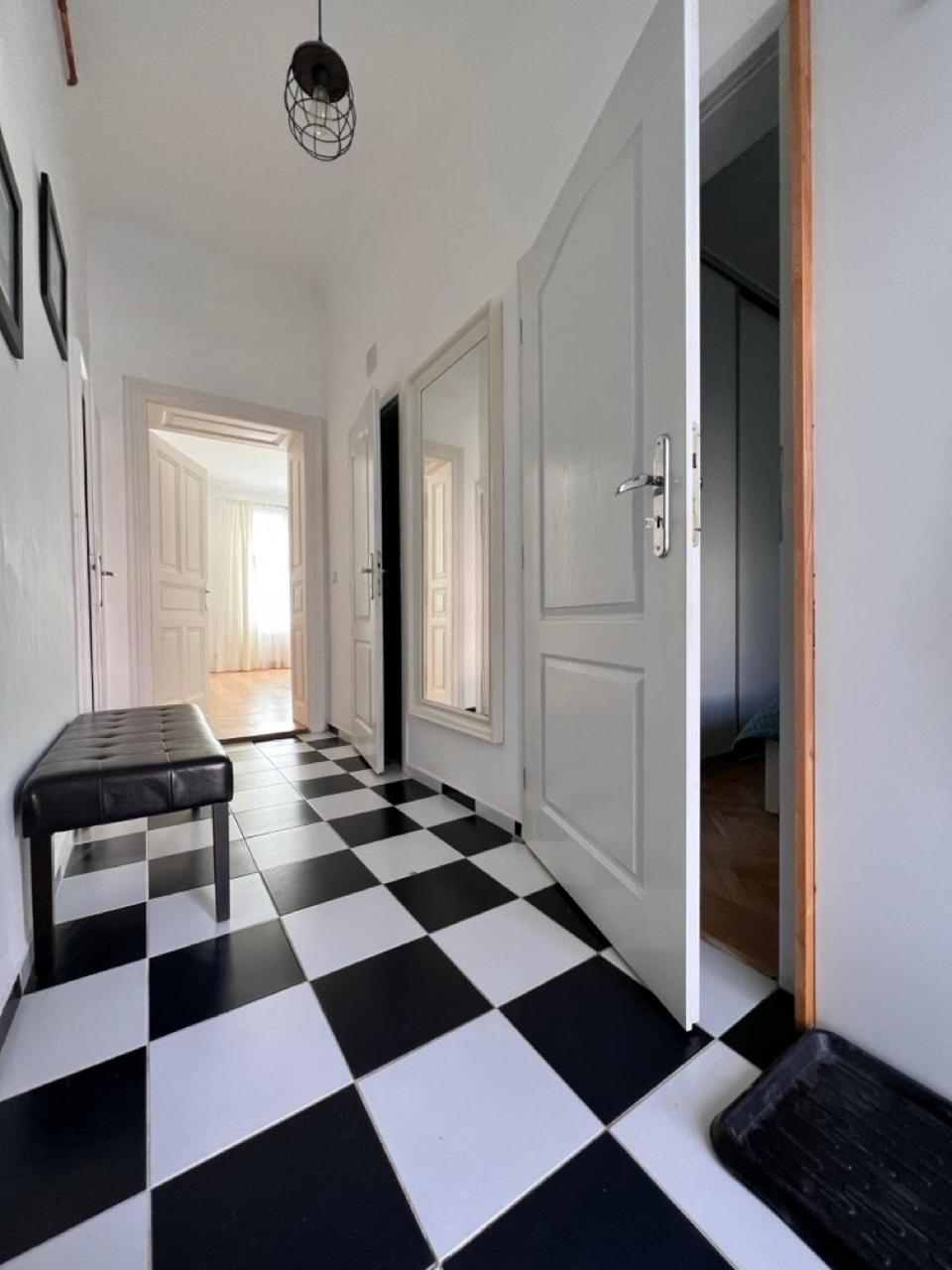 Stylish Flat In City Centre Bratislava Buitenkant foto